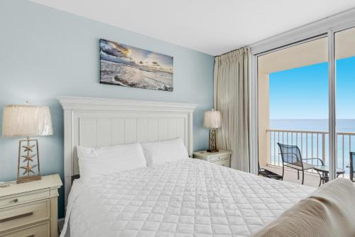 1 dormitorio con cama y vistas al océano en Majestic Beach Towers 1-609, en Panama City Beach