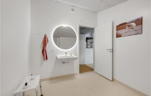 La salle de bains blanche est pourvue d'un lavabo et d'un miroir. dans l'établissement 8 Bedroom Cozy Home In Henne, à Henne