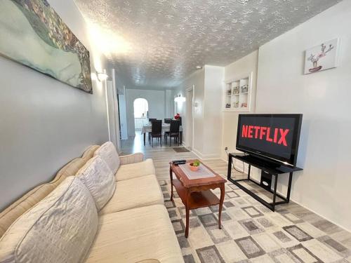 Walk to the Falls! Your vacation Home in Niagara