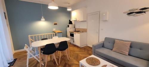 een woonkamer met een bank en een tafel bij Appartement 5 personnes à 100 m de la plage in Berck-sur-Mer