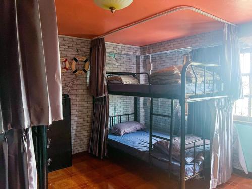 Katil atau katil-katil dalam bilik di Hostel Banamphur - Sleep like a baby