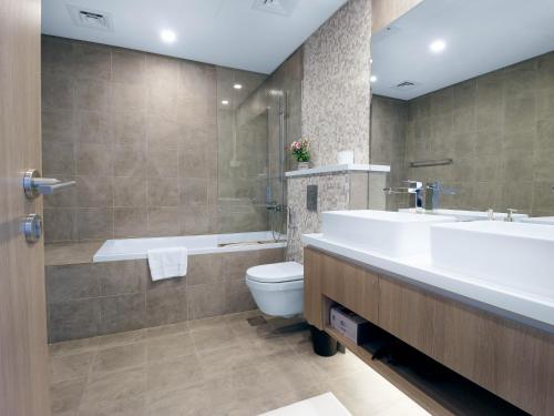 Koupelna v ubytování Magnificient Marina views - Luxury Dubai Apartment