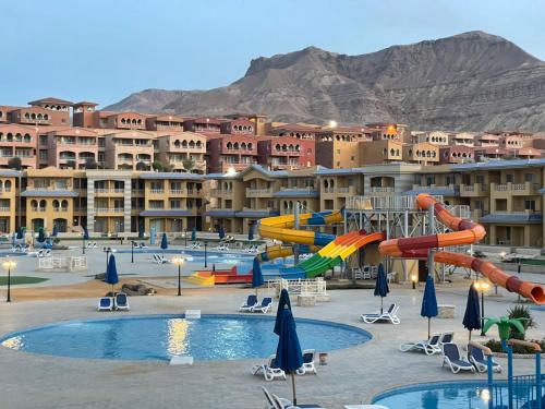 um resort com um parque aquático com um escorrega aquático em شقه للايجار بورتو السخنه ألعاب مائية فرش مميز فندقي مكيفه em Ain Sokhna