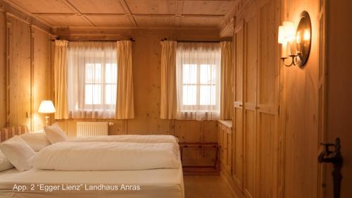 Katil atau katil-katil dalam bilik di Landhaus & Schloss Anras