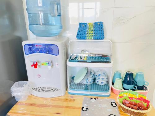 un frigorifero pieno di cibo e giocattoli di Penghu Happy House a Magong