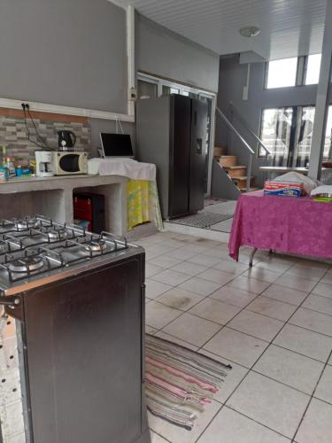 Manate hebergement في فا: مطبخ مع فرن علوي موقد في الغرفة