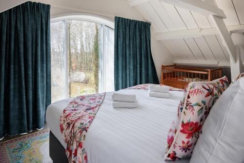 Un pat sau paturi într-o cameră la Koetshuis Buitenplaats Iepenoord
