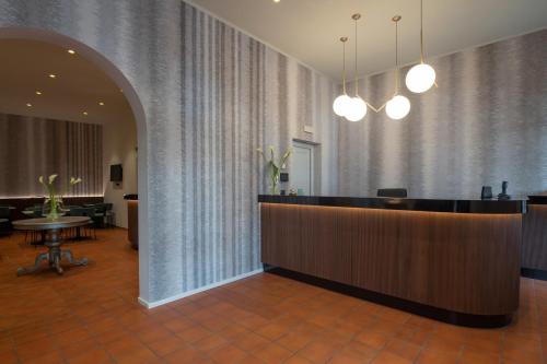 een lobby met een receptie in een gebouw bij Hotel Gattapone in Gubbio
