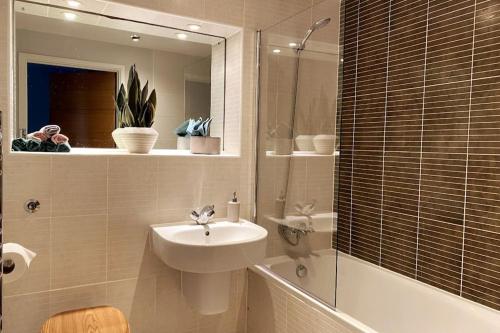 y baño con lavabo, ducha y espejo. en 3bed house with Parking short walk to Bath centre en Bath