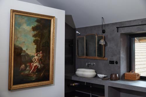 La salle de bains est pourvue d'un lavabo et d'une peinture murale. dans l'établissement Lofts L'Écluse, parking gratuit, à Saint-Valery-sur-Somme