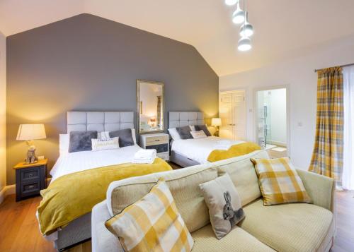 sala de estar con 2 camas y sofá en Willow House Bed & Breakfast and Orchard Studios Self Catering, en Limavady