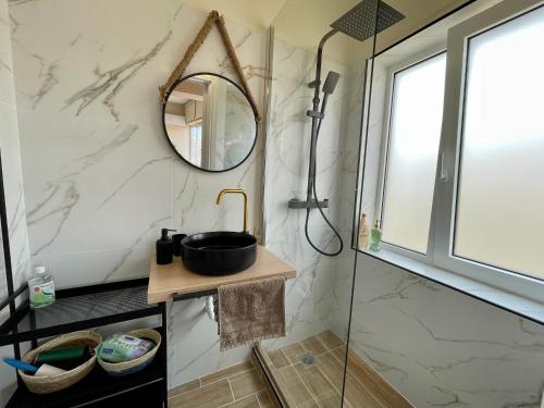 Ванна кімната в Cozy apartment in heart Athens near metro Fix 100m
