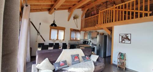 a living room with a couch and a kitchen at SUPERBE DEMI CHALET LUXUEUX 120M² 8 Personnes à SALLANCHES. in Sallanches