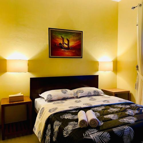 1 dormitorio con 1 cama con 2 toallas en Pelataran Seroja Villas, en Wonosobo