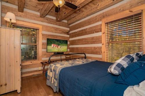 Ένα ή περισσότερα κρεβάτια σε δωμάτιο στο Rockin R Lodge cabin