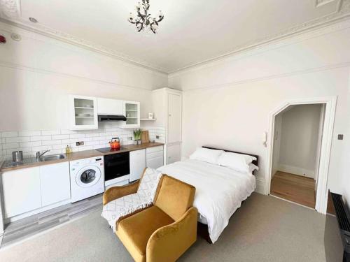 Habitación blanca con cama y lavabo en Bright & Relaxing Studio in Brighton & Hove en Brighton & Hove