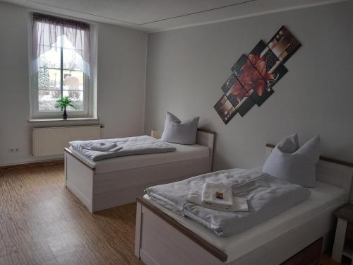 Habitación con 2 camas y ventana en Hotel Eintracht, en Mittweida