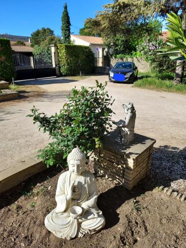 a statue of a meditatingitatingitatingitatingitatingitatingitatingitatingitatingitatingitating at Loft ravissant avec jacuzzi et parc in Orange