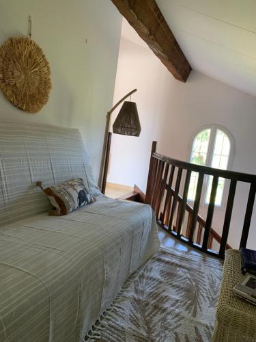 une chambre avec un lit dans une pièce avec une fenêtre dans l'établissement VILLA Bord de Mer, à Cervione