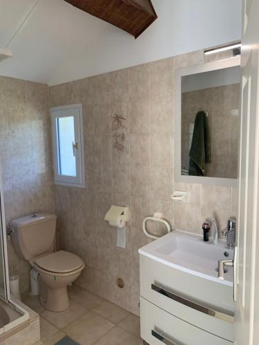 une salle de bain avec toilettes, lavabo et baignoire dans l'établissement VILLA Bord de Mer, à Cervione
