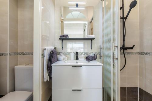 une salle de bain avec un lavabo et des toilettes dans l'établissement CAP AGDE NATURISTE STUDIO PORT NATURE 3, au Cap d'Agde