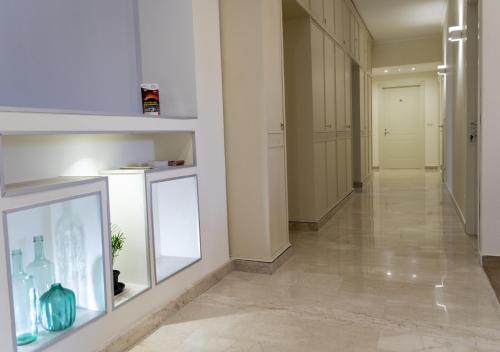 a hallway with a glass display case in a room at PAPALi 289 in Catania