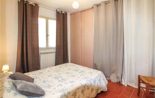 une petite chambre avec un lit et une fenêtre dans l'établissement Lovely Home In Fox Amphoux With Kitchen, à Fox-Amphoux