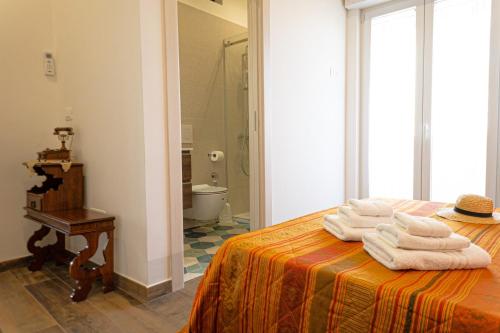 ein Zimmer mit einem Bett mit Handtüchern darauf in der Unterkunft Stella di Mare GuestHouse in Bari