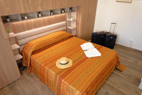 ein Hotelzimmer mit einem Bett mit Hut darauf in der Unterkunft Stella di Mare GuestHouse in Bari