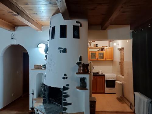 een keuken met een witte muur in een kamer bij Villa Ema in Sarajevo