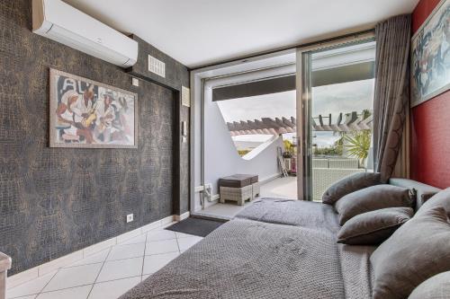 salon z kanapą i dużym oknem w obiekcie appartement village naturiste port ambonne w Cap d'Agde
