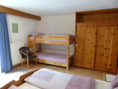 sypialnia z 2 łóżkami piętrowymi i oknem w obiekcie Apartment Telser w mieście Lasa