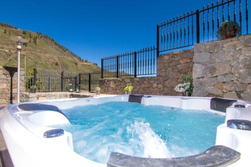 eine Whirlpool-Badewanne mit blauem Wasser in der Unterkunft Villa MOGAREN in Vega de San Mateo