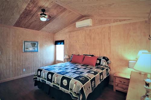 Postel nebo postele na pokoji v ubytování Wee Cottage at Beacon Hill