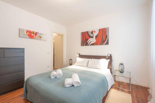 a bedroom with a bed with two pairs of slippers at Ca d'Oro Central Suite in Venice