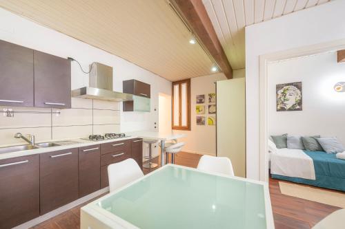 a kitchen and living room with a bed in the background at Ca d'Oro Central Suite in Venice