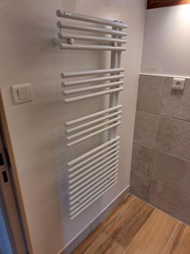 une cabine de douche dans une salle de bain avec douche dans l'établissement Lac de Naussac, à Langogne