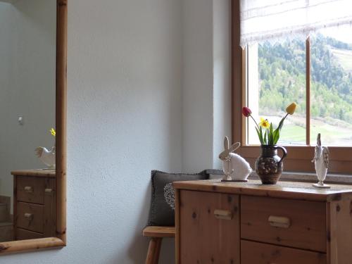 um quarto com uma cómoda em madeira e uma janela em Apartment Telser em Lasa