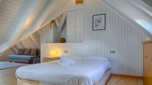 Un dormitorio con una cama blanca y una escalera en Saplan Real Estate PIJAUERT, en Les