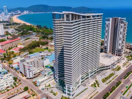 歸仁的住宿－FLC Sea Tower Quy Nhon -Tran Apartment，城市中一座大建筑的空中景观