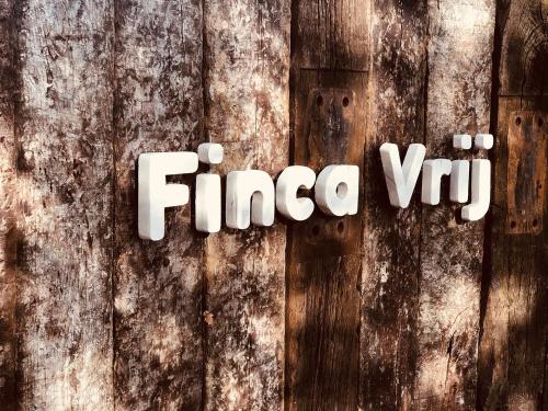 Sijil, anugerah, tanda atau dokumen lain yang dipamerkan di Finca Vrij