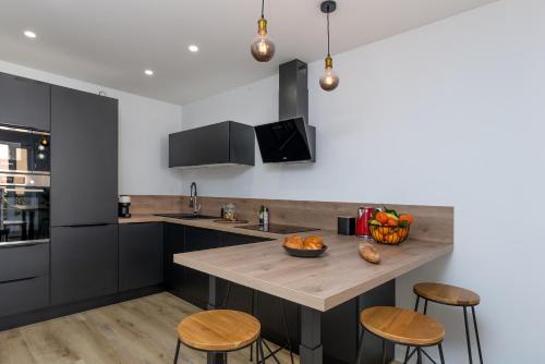 une cuisine avec un comptoir avec un bol de fruits dessus dans l'établissement Superbe T2 Juan Les Pins 300m des plages, à Antibes