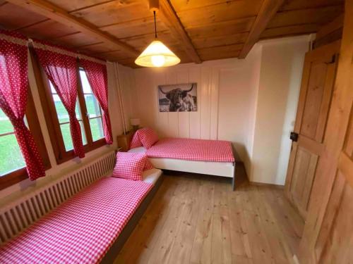 a room with red and white seats in a train room at Wohnen mit Blick auf Eiger - ehemaliges Bauernhaus - 2 Schlafzimmer in Schwarzenburg
