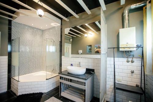 bagno con lavandino e doccia di Spacious & Styling Duplex 6 BR Villa For Friends and Family a Città del 6 ottobre