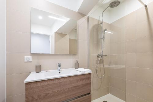 W łazience znajduje się umywalka i prysznic. w obiekcie Superbe T2 Juan Les Pins 300m des plages w mieście Antibes