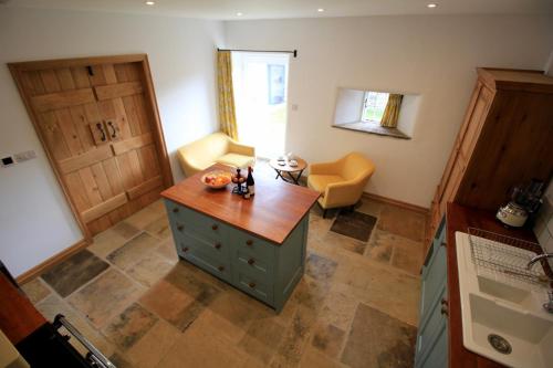 Una habitación con vistas a una cocina con una isla. en Fremington Hall Farm, Reeth, Swaledale en Reeth
