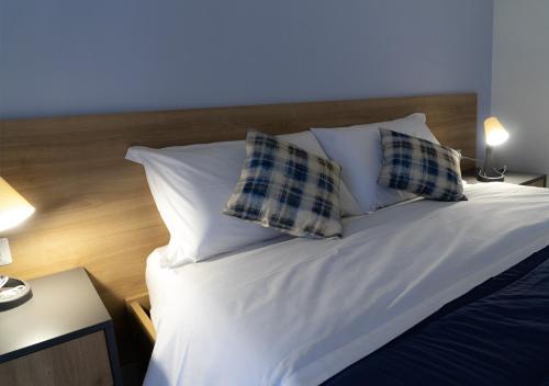 a bedroom with a bed with pillows on it at PAPALi 289 in Catania