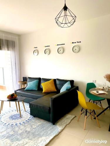 Χώρος καθιστικού στο • Spacious Apartment in Trendy Akko/Acre •
