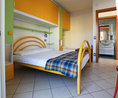 a bedroom with a bunk bed and a bathroom at Residence La Pigna in Rosolina Mare