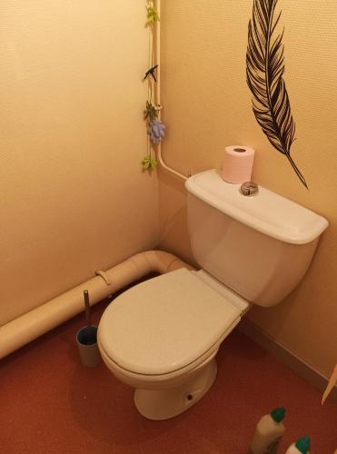 une salle de bain avec des toilettes blanches dans une chambre dans l'établissement chambre spacieuse idéalement située, à Varetz